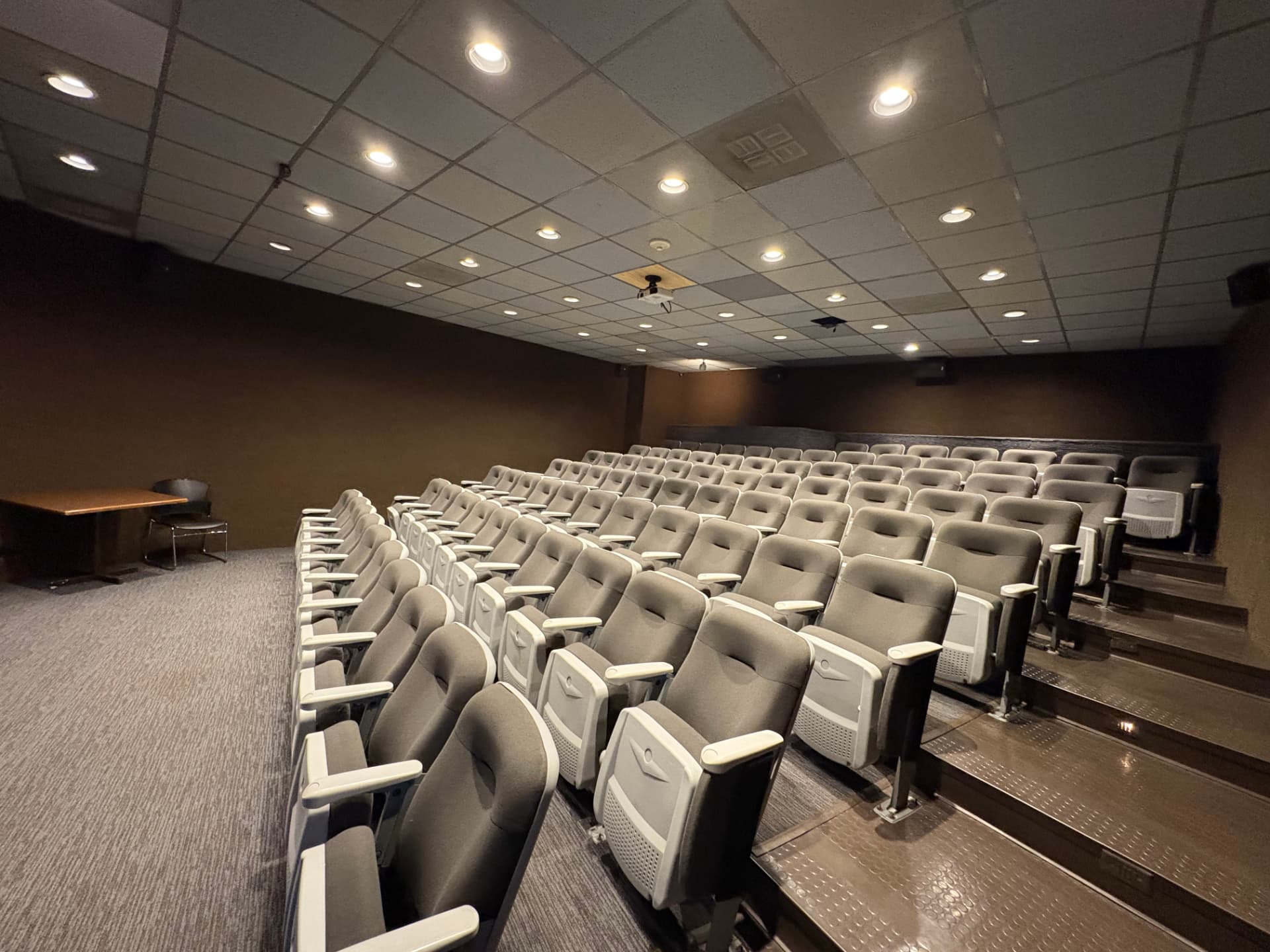 Sala de proyección del CECUT con butacas en pendiente